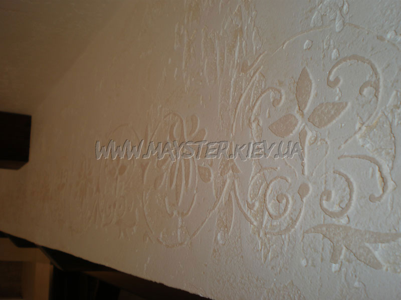 Орнаментальный фриз на стене из трафарета в технике барельеф