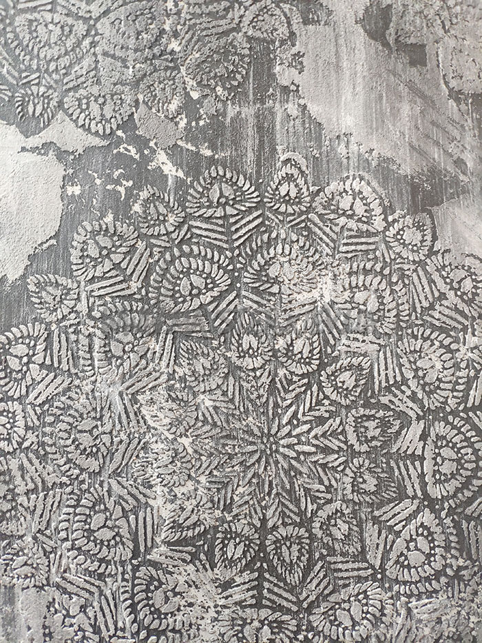 Образец декоративной штукатурки Limestone Marmorino Maxi с трафаретом для акцентной стены фотография