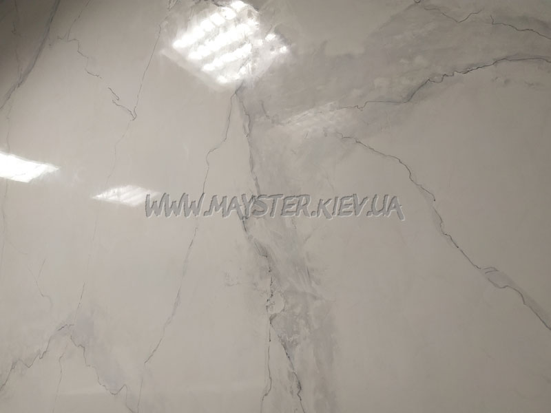 Імітація мармуру Bianco Carrara венеціанською штукатуркою фотографія