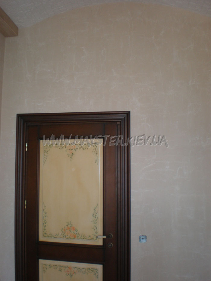 Оздоблення стін венеціанською штукатуркою лайм і лувр фотографія