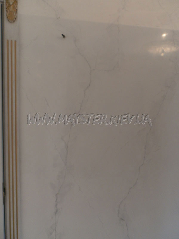 Імітація білого мармуру з сірими прожилками на стіні фото
