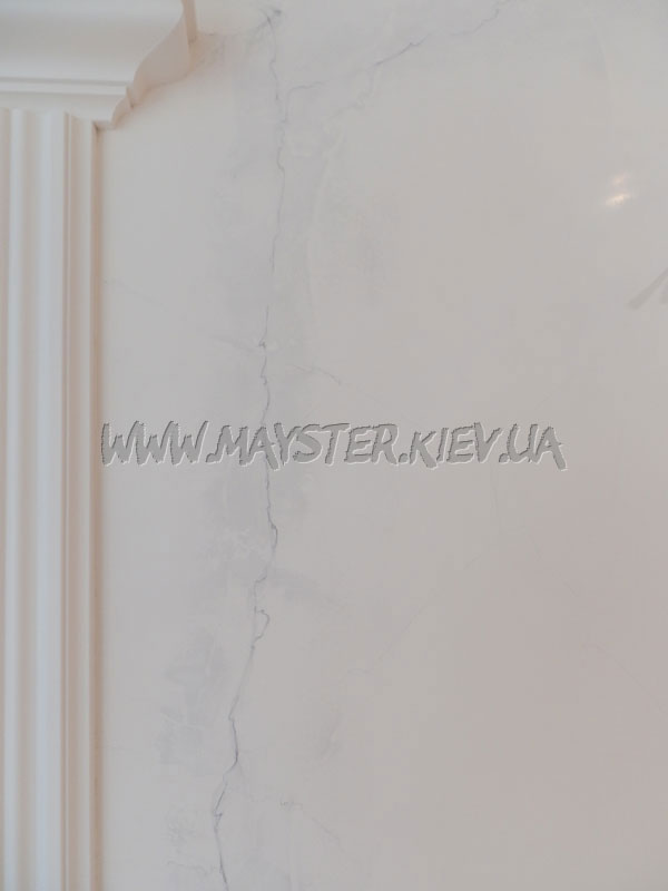 Імітація білого мармуру з сірими прожилками на стіні картинка
