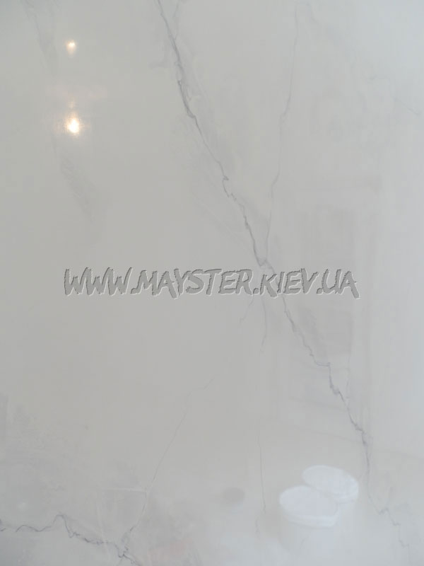 фото Имитация белого мрамора с серыми прожилками на стене