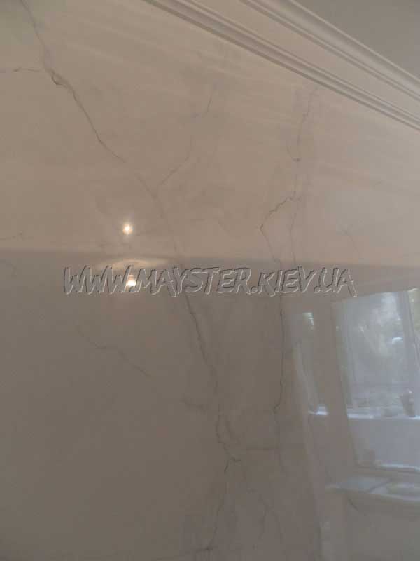 Имитация белого мрамора с серыми прожилками на стене венецианской штукатуркой