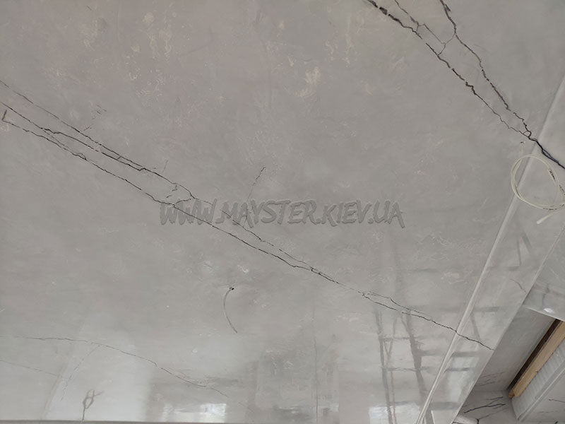 Имитация серого мрамора с прожилками венецианской штукатуркой на потолке, фото, видео