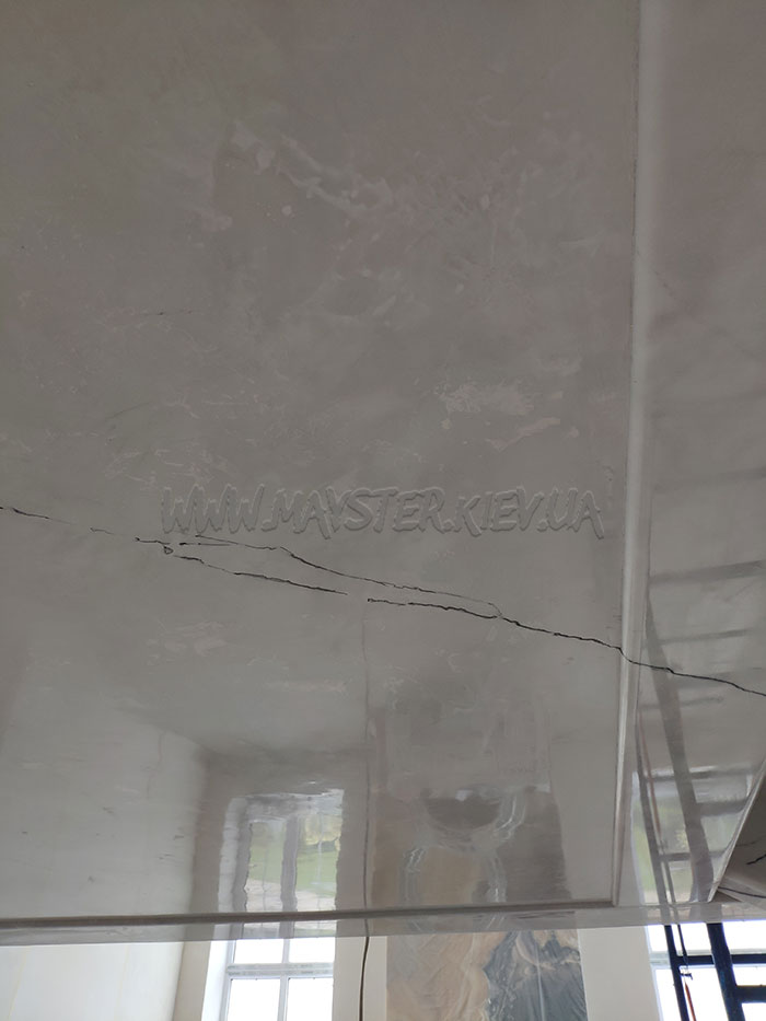 фото Имитация серого мрамора с прожилками венецианской штукатуркой на потолке