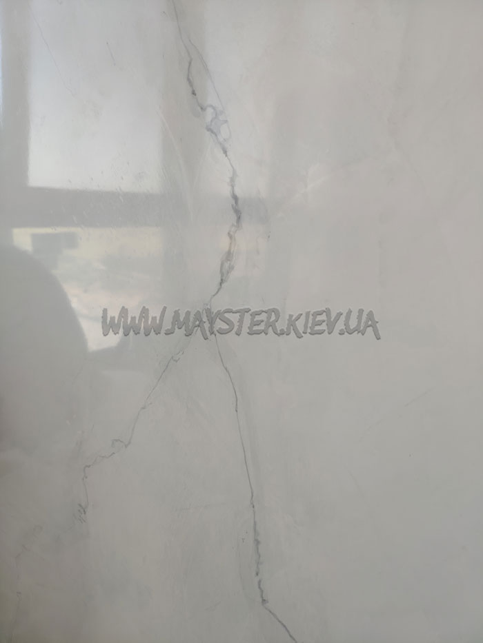 фото Имитация белого мрамора на портале под телевизор венецианской штукатуркой