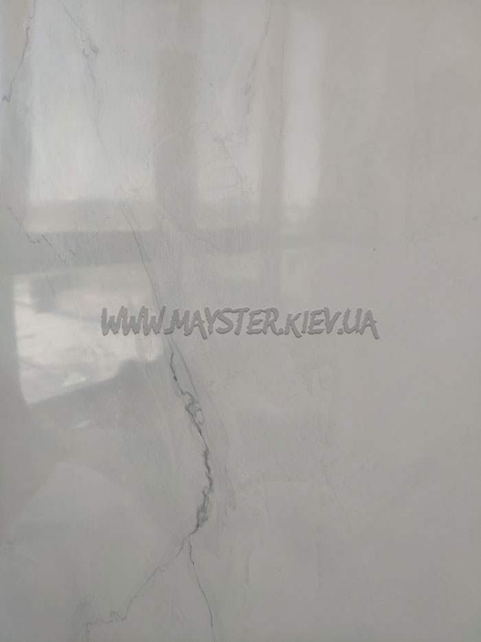 фотографія Імітація білого мармуру на порталі під телевізор і електрокамін венеціанською штукатуркою