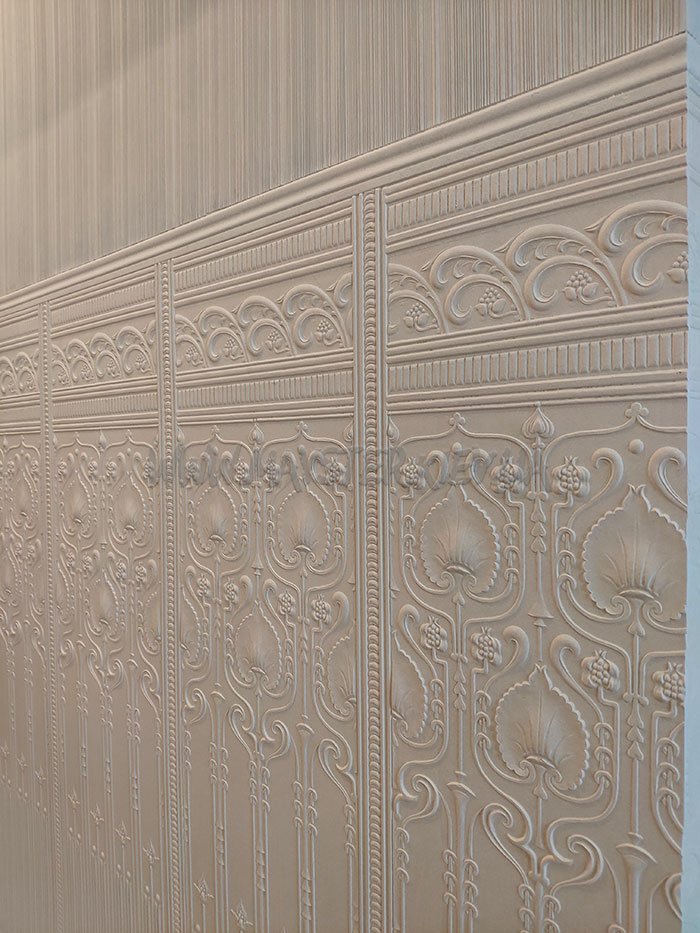 фото Lincrusta Edwardian Dado Panel RD 1964 білого кольору в коридорі