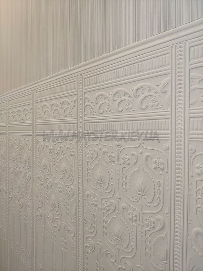 Поклейка Lincrusta Edwardian Dado Panel RD 1964 белого цвета в коридоре