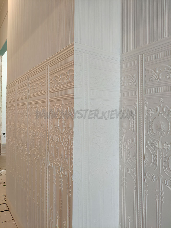 декорування Lincrusta Edwardian Dado Panel RD 1964 білого кольору в коридорі