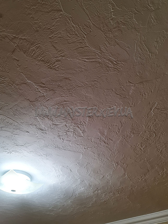 Фактурная штукатурка на потолке из шпатлевки