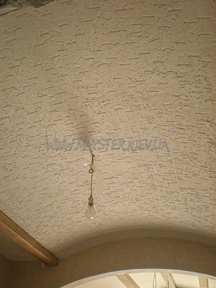 фото Декоративная отделка потолка под кирпич
