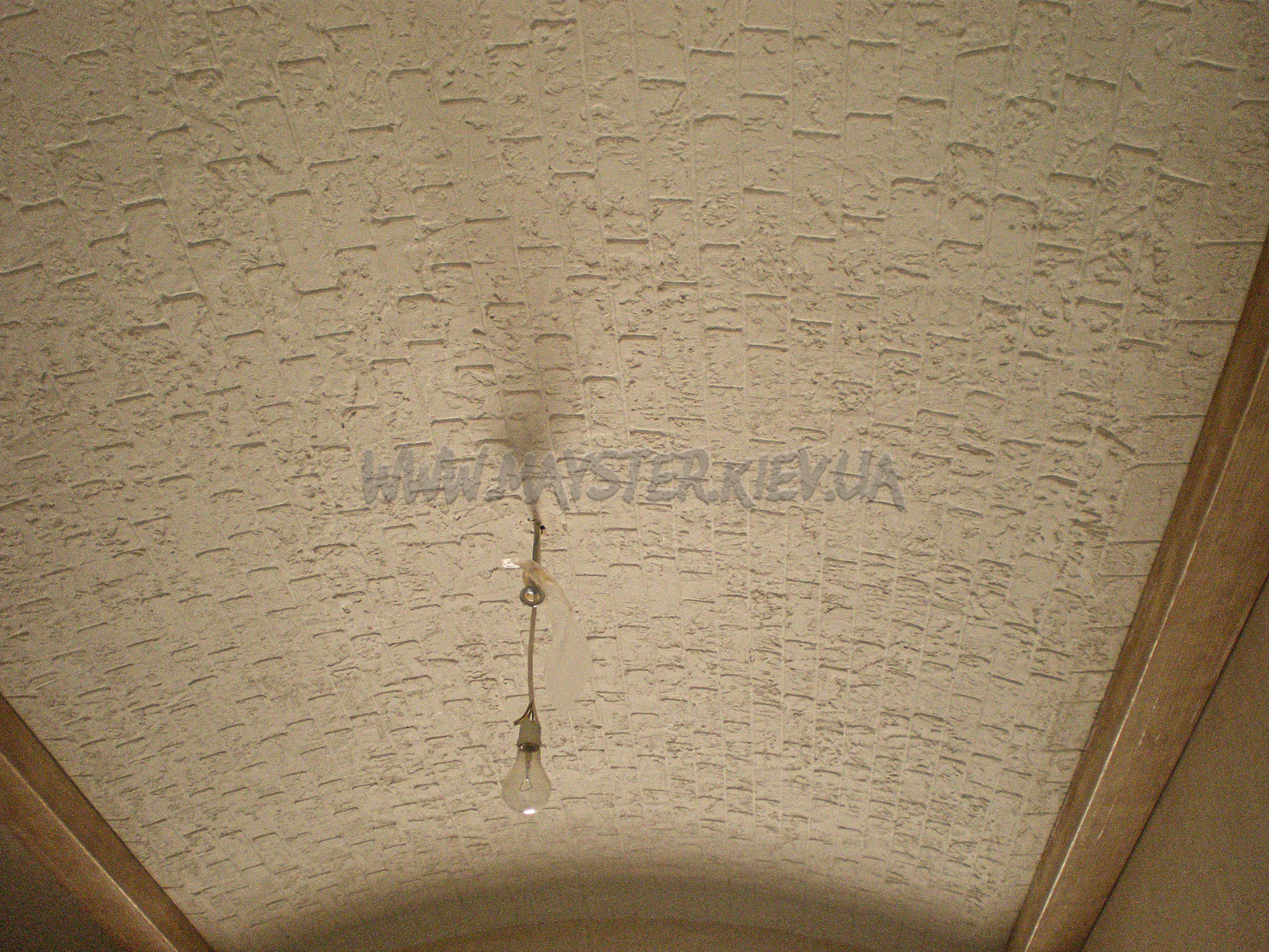 нанесение Декоративная отделка потолка под кирпич
