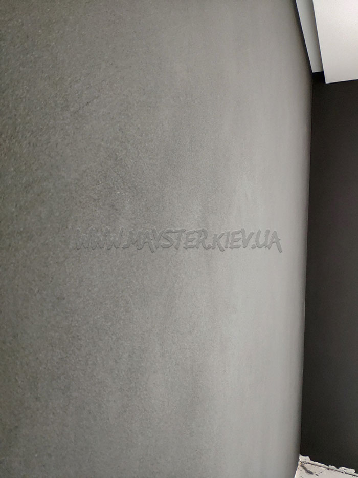 Акцентная стена из Marmorino Maxi Limestone черного цвета фото