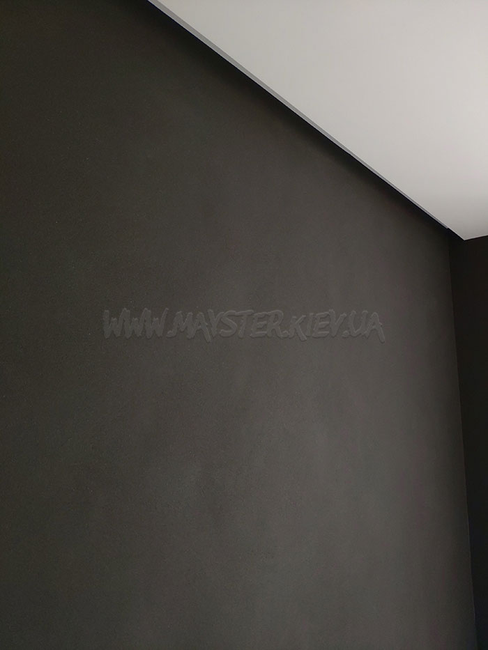 Акцентная стена из Marmorino Maxi Limestone черного цвета фотографии