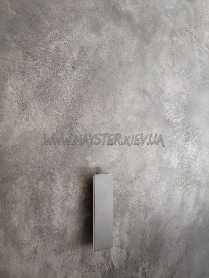 стіна у спальні з Marmorino Polvere Media Colorificio Veneziano чорного кольору