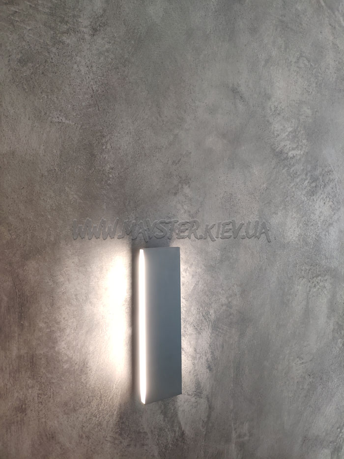 Акцентная стена из Marmorino Polvere Media Colorificio Veneziano черного цвета